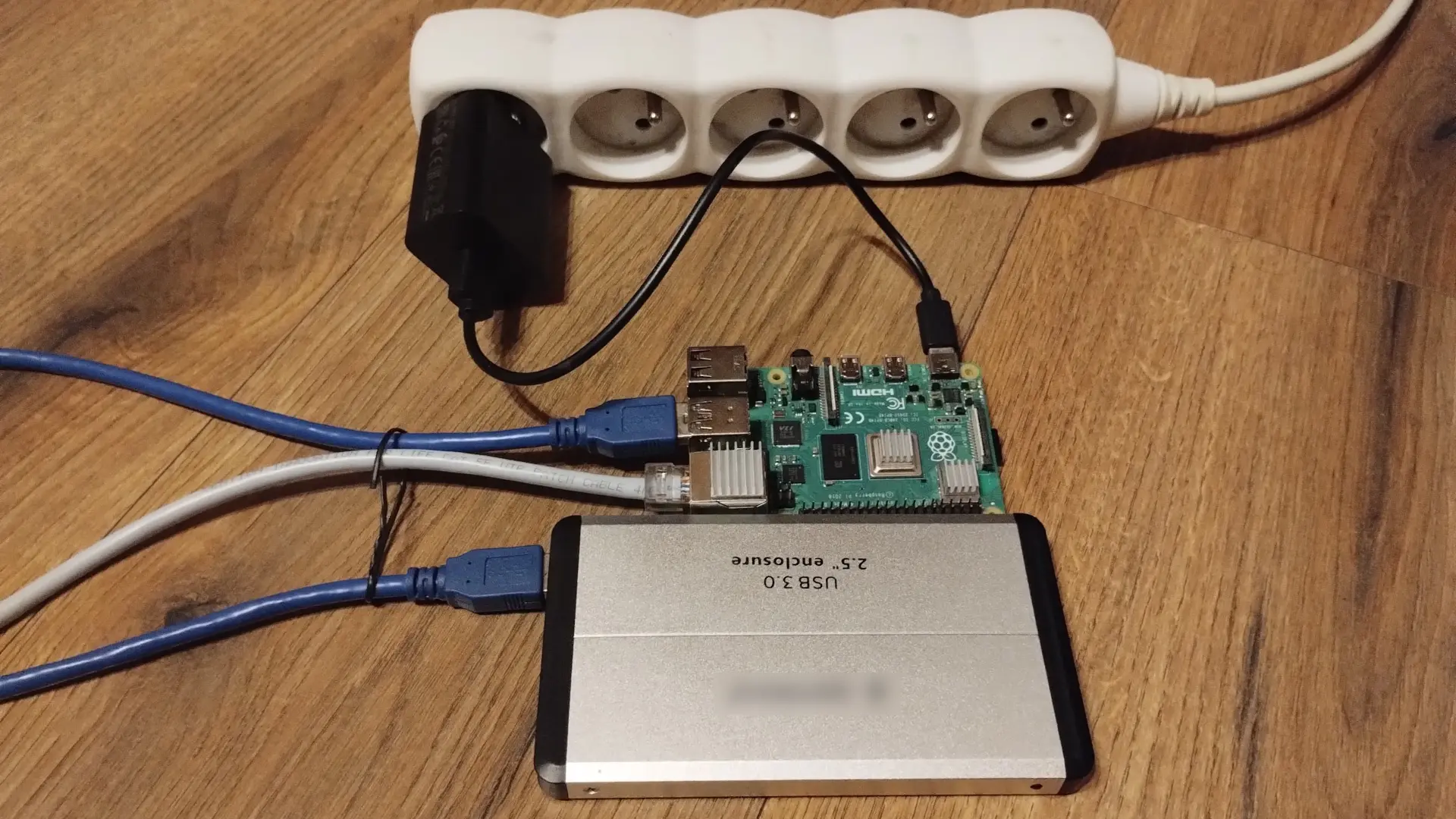 Ukážka zapojenia Raspberry Pi - disk, sieť, napájanie